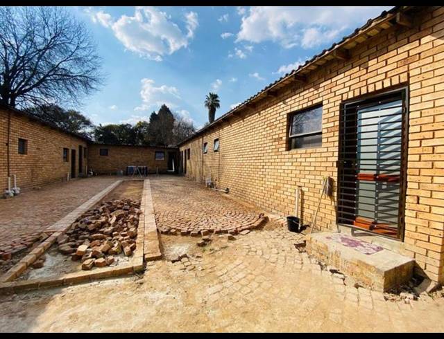 14 BEDROOM HOUSE FOR SALE IN LOMBARDY EAST
